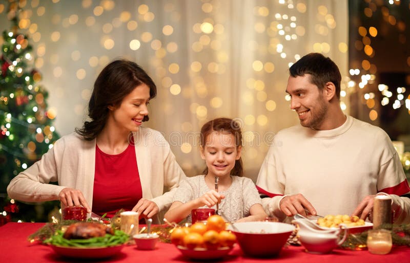 Glad familj som äter julmiddag hemma royaltyfri fotografi Glad familj som äter julmiddag hemma royaltyfri fotografi