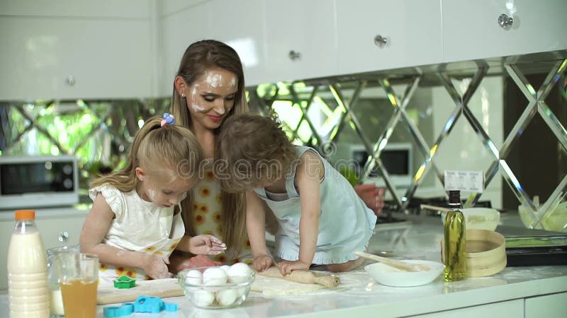 Glad familjemagning tillsammans i modernt kök lager videofilmer