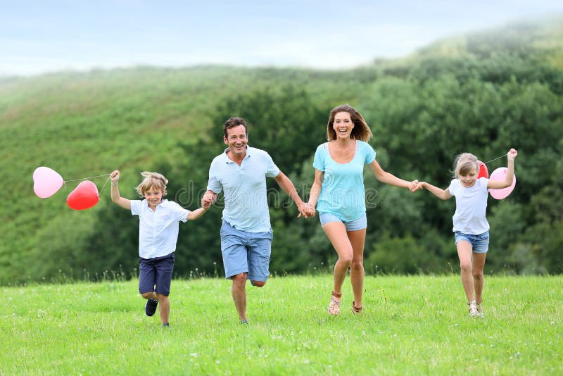 Glad familjspring i härligt landskap royaltyfri fotografi Glad familjspring i härligt landskap royaltyfri fotografi