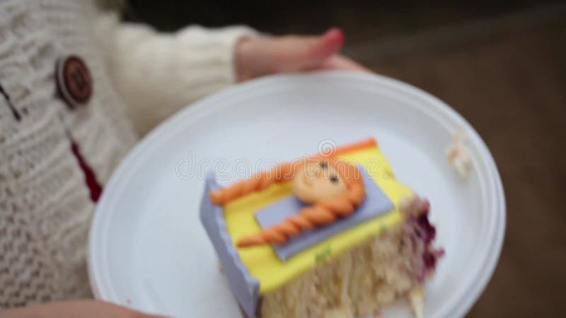 Glad flicka har en bit sötkaka med ansiktet på stock video