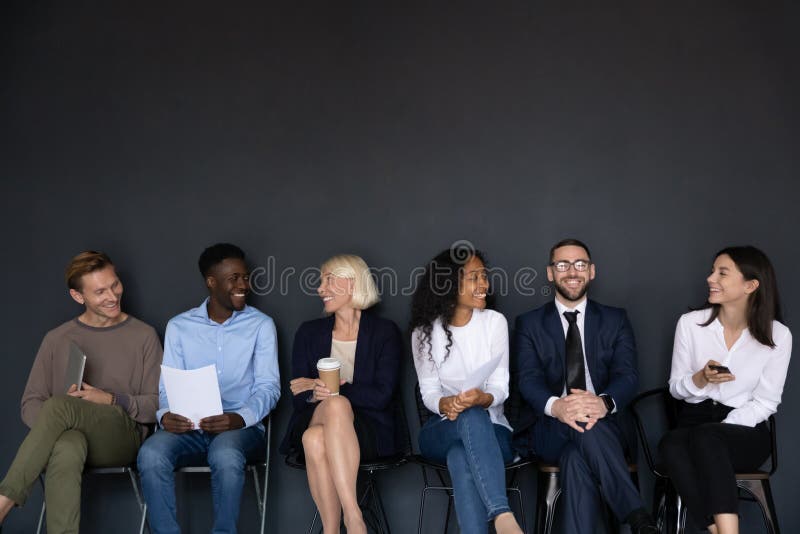 Glad från flera generationer med flera olika rashagar i svart bakgrund arkivfoto