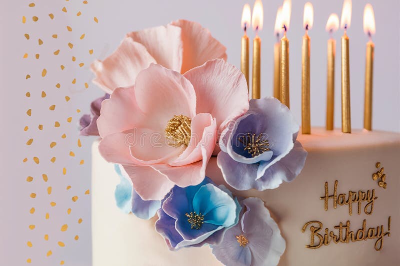 Glad födelsedagstext, gyllene papper, blomsterkakor. åtta brända ljus, pastellfärger. royaltyfri illustrationer
