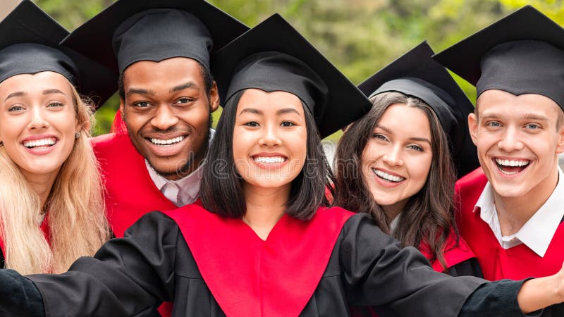 Glad grupp av studenter som går i skolan royaltyfri foto