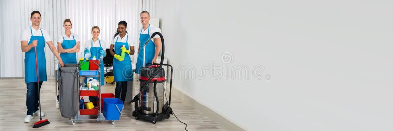Glad janitor-rengöringsteam arkivfoto