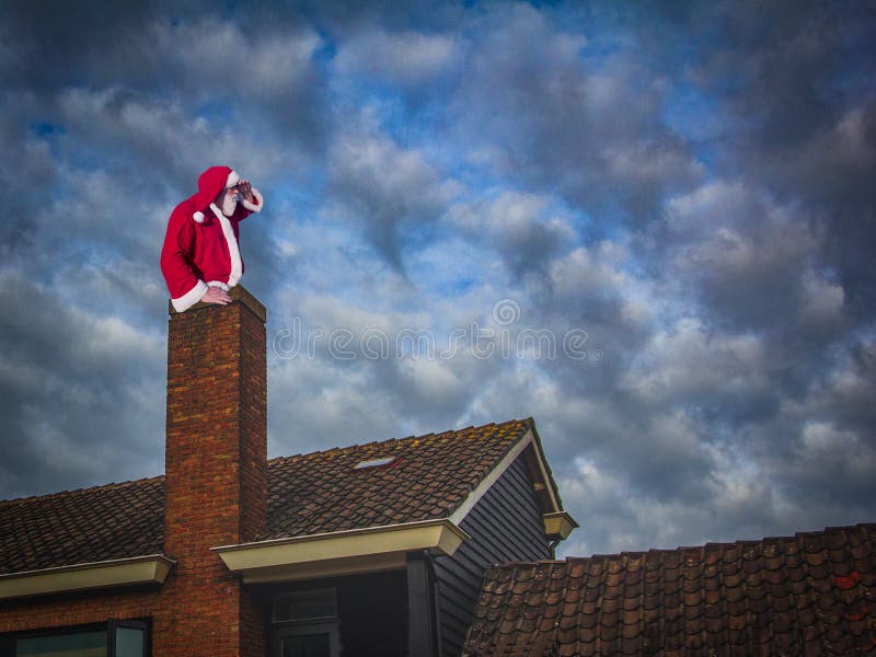 Glad jul och lyckliga ferier! Santa Claus som sitter i en chi arkivbild Glad jul och lyckliga ferier! Santa Claus som sitter i en chi arkivbild