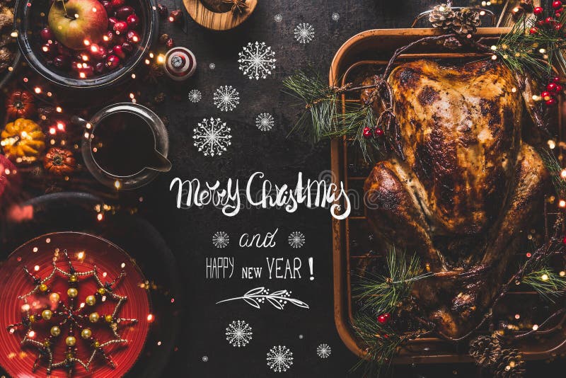 Glad jul och lyckliga nya året som hälsar textbokstäver på julmatställetabellen med den hela grillade kalkon, tjänade som med sås arkivfoton Glad jul och lyckliga nya året som hälsar textbokstäver på julmatställetabellen med den hela grillade kalkon, tjänade som med sås arkivfoton