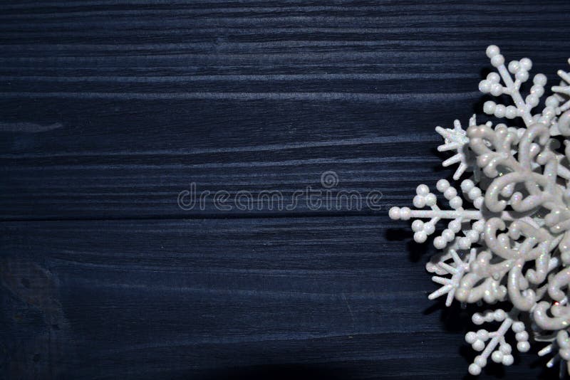 Glad jul och lyckligt nytt år Minimalismbakgrund mörkt trä för bakgrund royaltyfria foton Glad jul och lyckligt nytt år Minimalismbakgrund mörkt trä för bakgrund royaltyfria foton