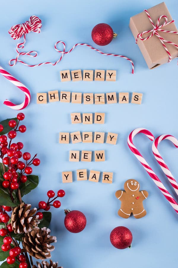 Glad jul och lyckligt nytt år Ord från träbokstäver på vinterblåttbakgrund och julpynt royaltyfria foton Glad jul och lyckligt nytt år Ord från träbokstäver på vinterblåttbakgrund och julpynt royaltyfria foton