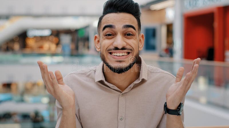 Glad känslomässig entusiastisk överraskad indian hispanic arabian man manager som tittar på kameran royaltyfri bild