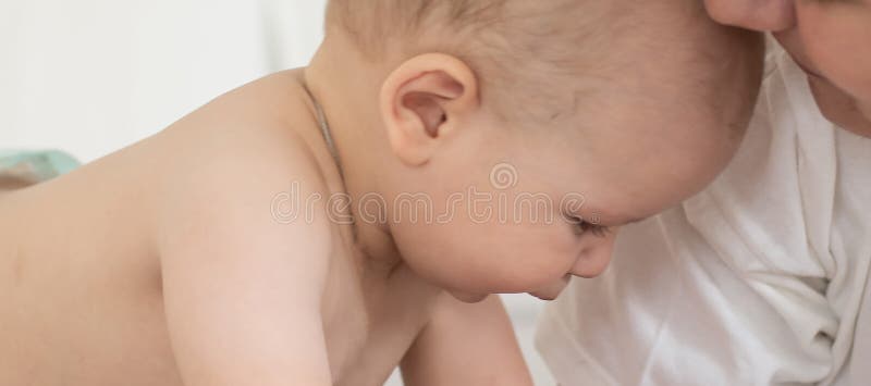 Glad leende mor och barn som ligger på sängen hemma royaltyfri foto