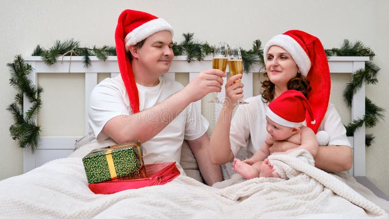 Glad man och hustru med babyklädda glasögon med champagne royaltyfria bilder
