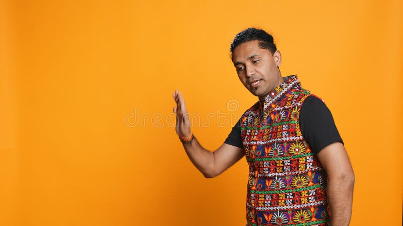 Glad person som har kul med att dansa på rrytmstudiens bakgrund royaltyfri fotografi