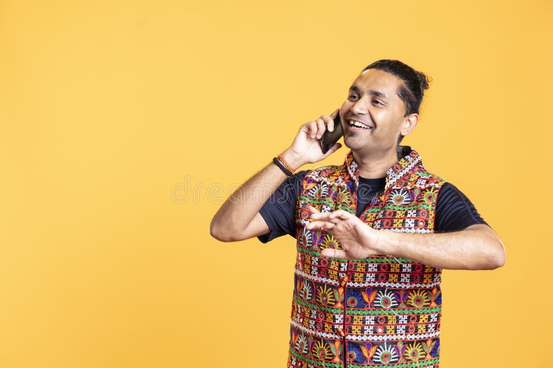 Glad person som skrattar hörskämt från kompis till telefonsamtal royaltyfria foton