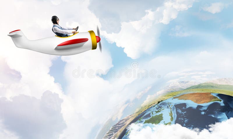 Glad pilot som kör ett litet propellerplan arkivfoto
