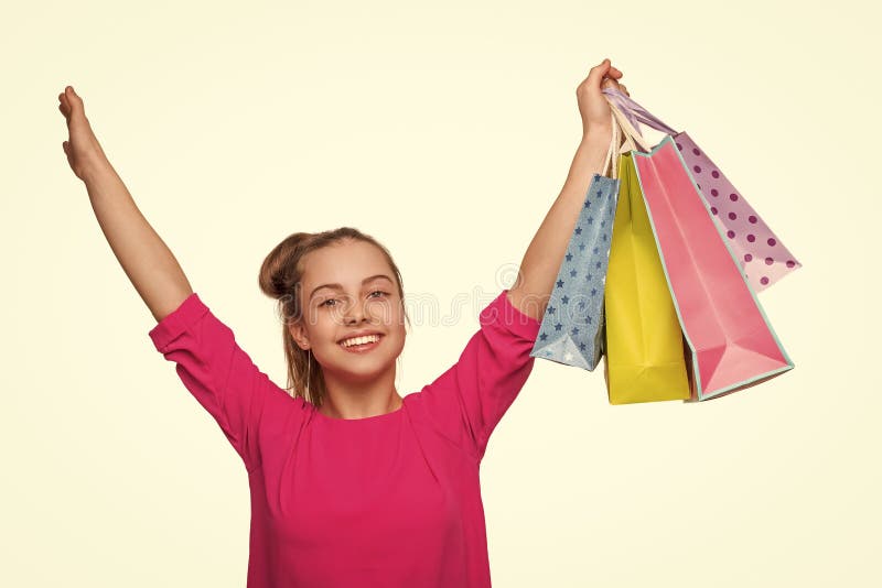 Glad, shoppingtjej med inköpssäck i butiken isolerad på vitt arkivbild