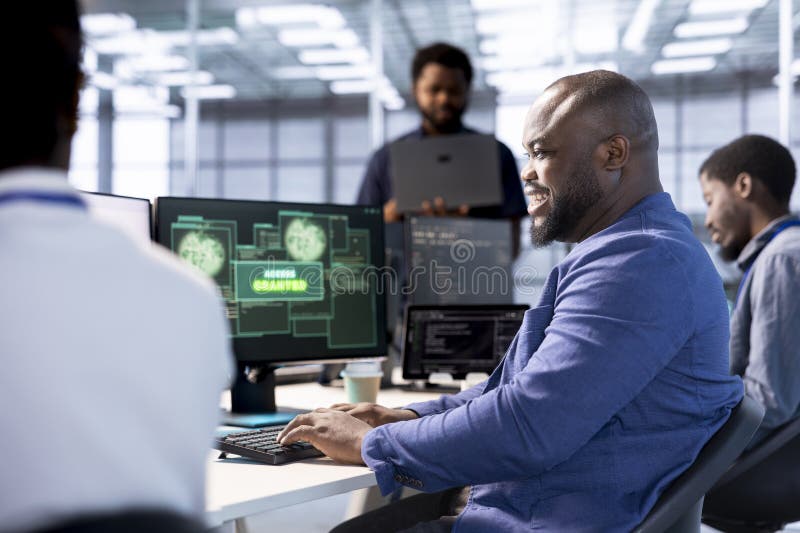 Glad tekniker i datacenter som får åtkomst till meddelande arkivbilder