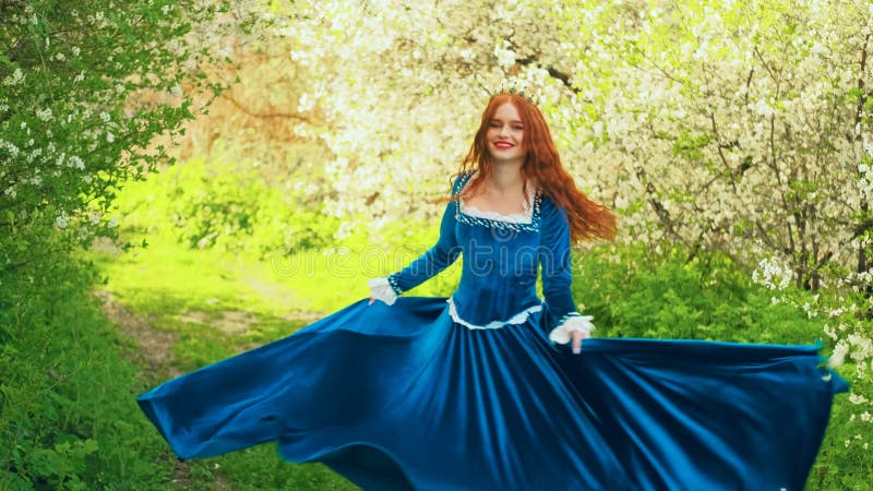 Glad tjej princess dansande spinning. Ung kvinnlig danserdrottning som ler ansikte 4k lager videofilmer