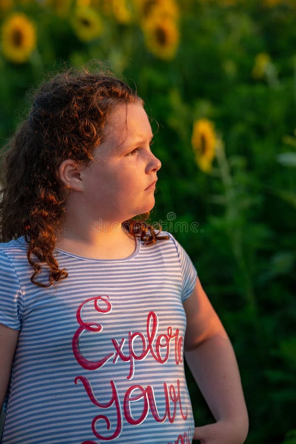 Glad ung flicka för skönhet med solrosen som tycker om naturen och skrattar på sommarsolrosfält Sunflare solstrålar, glöd arkivfoton Glad ung flicka för skönhet med solrosen som tycker om naturen och skrattar på sommarsolrosfält Sunflare solstrålar, glöd arkivfoton