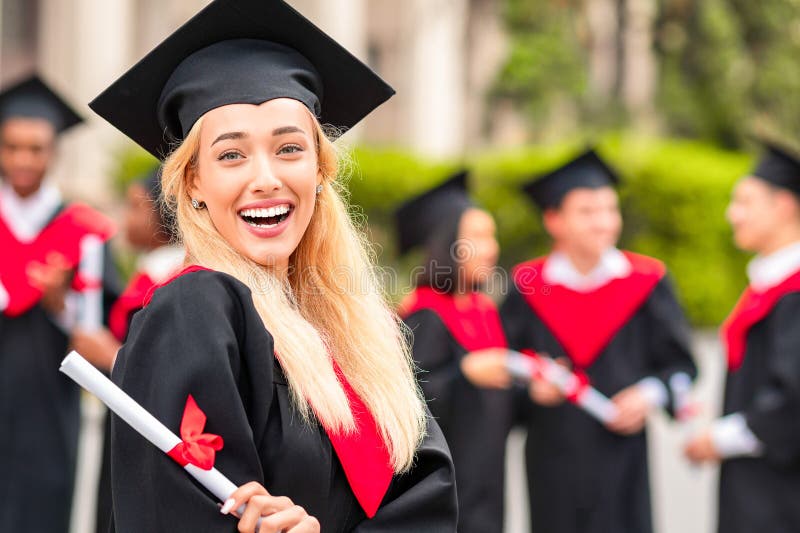 Glad ung kvinnelev som glatt pockar under studiepartiet fotografering för bildbyråer