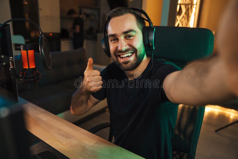 Glad ung man som tar självbild arkivbild