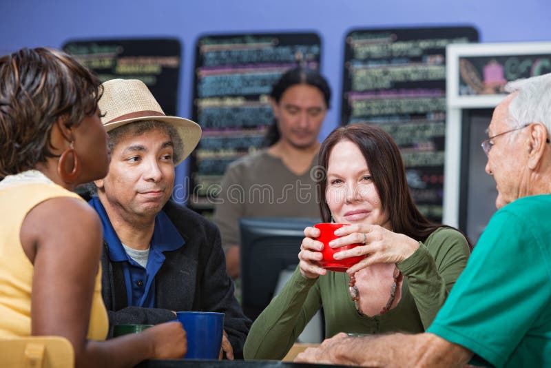 Glad Woman com os amigos no café