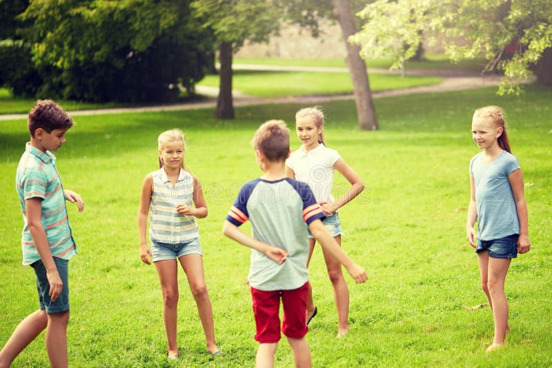 Glada barn spelar spel i sommarparken fotografering för bildbyråer