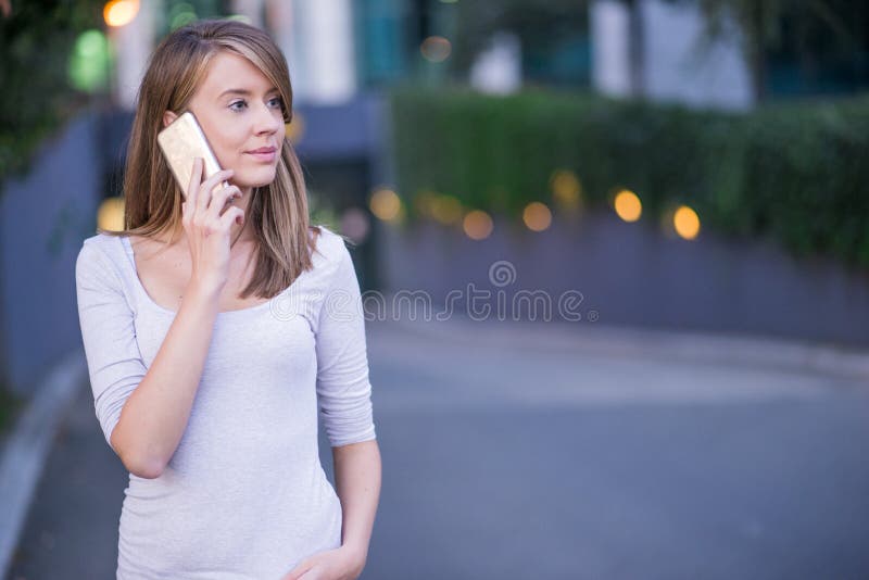 Gladlynt affärskvinna som ler på telefonen arkivbilder Gladlynt affärskvinna som ler på telefonen arkivbilder