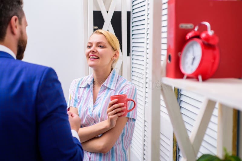 Gladlynt arbete av två personer under avbrottstid i ljust kontor Affärslag som har kaffeavbrottet, diskussion som talar på royaltyfria foton Gladlynt arbete av två personer under avbrottstid i ljust kontor Affärslag som har kaffeavbrottet, diskussion som talar på royaltyfria foton