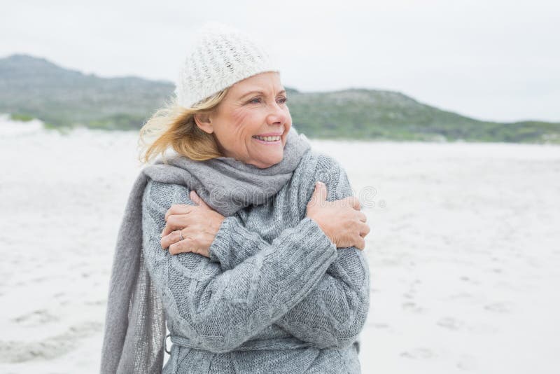 Gladlynt hög kvinnafrossa på stranden royaltyfri bild Gladlynt hög kvinnafrossa på stranden royaltyfri bild