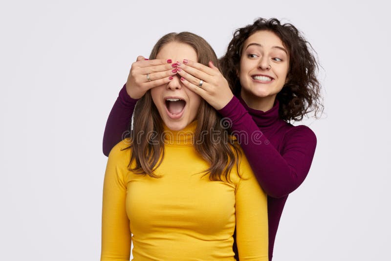 Gladlynt kvinnlig görande överraskning för bästa vän royaltyfri fotografi Gladlynt kvinnlig görande överraskning för bästa vän royaltyfri fotografi