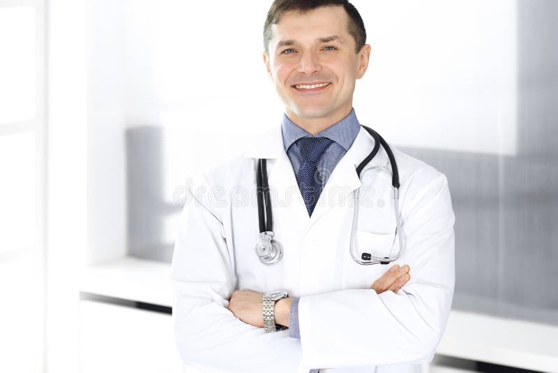 Gladlynt le f?r doktorsman p? kameran Perfekt medicinsk service i klinik Lycklig framtid i medicin och sjukv?rd arkivfoton Gladlynt le f?r doktorsman p? kameran Perfekt medicinsk service i klinik Lycklig framtid i medicin och sjukv?rd arkivfoton