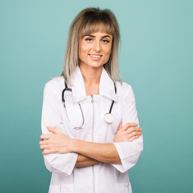 Gladlynt lycklig doktor med korsade h?nder p? bl? bakgrund royaltyfri fotografi Gladlynt lycklig doktor med korsade h?nder p? bl? bakgrund royaltyfri fotografi