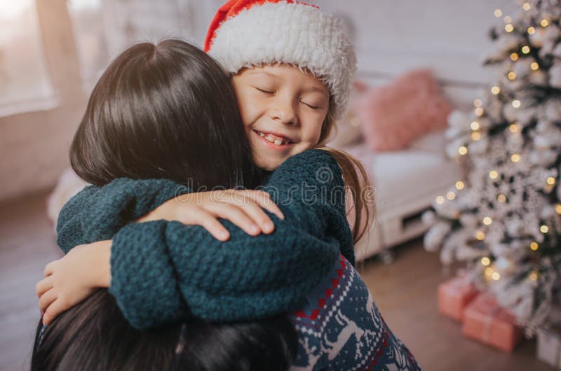 Gladlynt mamma för glad jul och för lyckliga ferier och hennes gullig dotterflicka som utbyter gåvor Förälder och litet barn royaltyfria bilder
