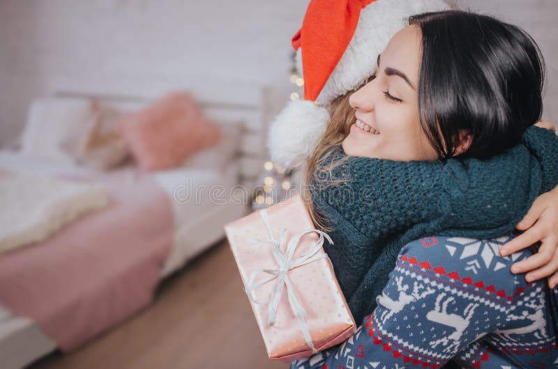 Gladlynt mamma för glad jul och för lyckliga ferier och hennes gullig dotterflicka som utbyter gåvor Förälder och litet barn arkivbild