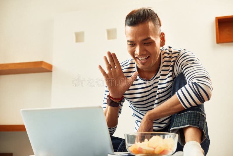 Gladlynt man som har online-grupp royaltyfri bild Gladlynt man som har online-grupp royaltyfri bild
