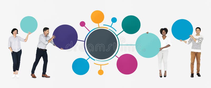 Gladlynt olikt folk med det runda informationsdiagrammet arkivfoto