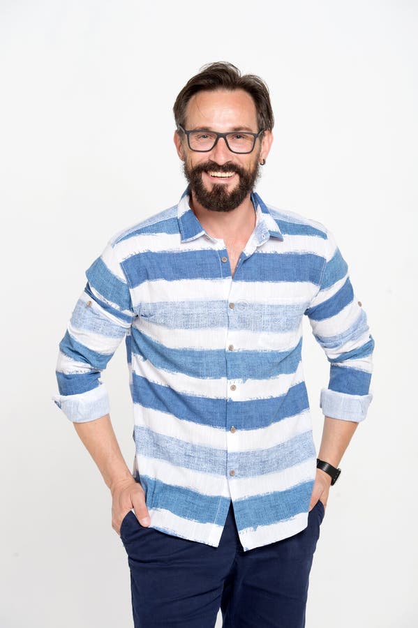 Gladlynt skäggig man som ler stundanseende mot den vita bakgrunden arkivbild Gladlynt skäggig man som ler stundanseende mot den vita bakgrunden arkivbild