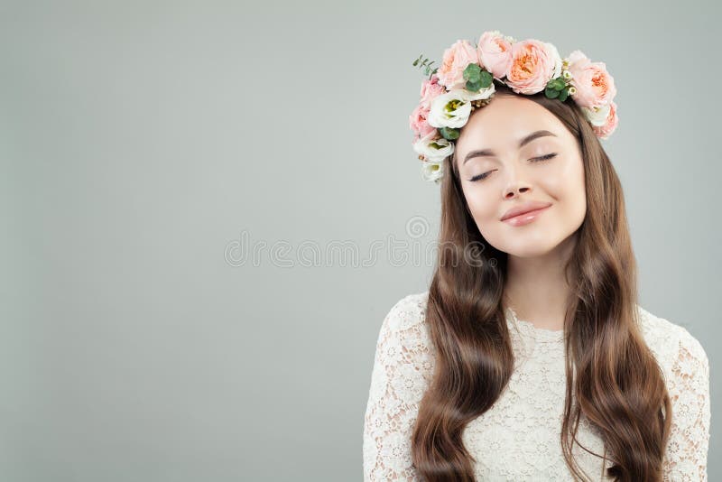 gladlynt ståendekvinnabarn Nätt modellera Girl med naturlig makeup och blommor fotografering för bildbyråer gladlynt ståendekvinnabarn Nätt modellera Girl med naturlig makeup och blommor fotografering för bildbyråer