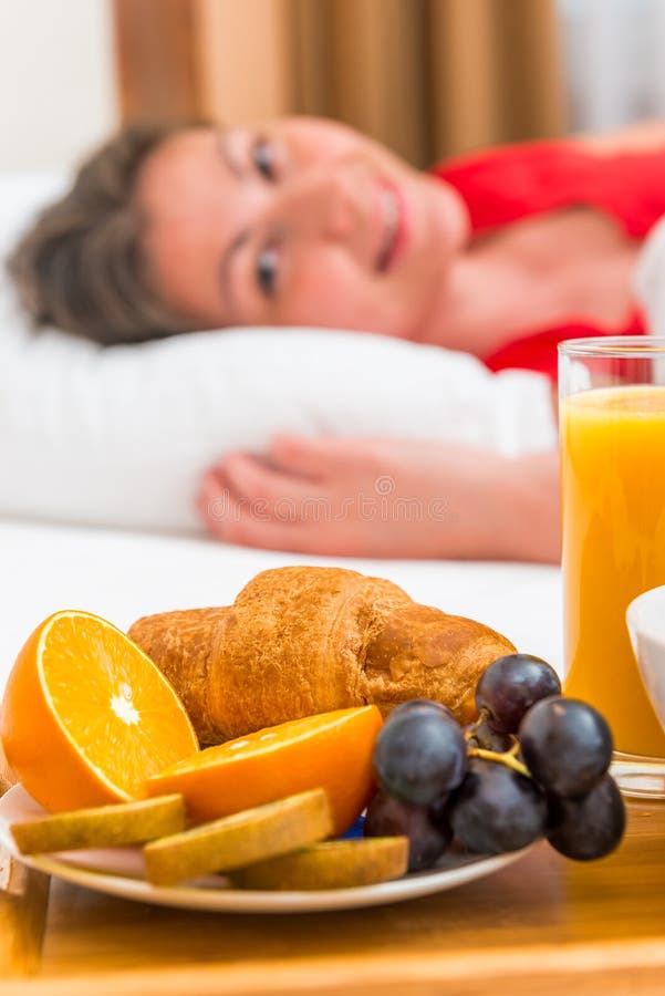 Gladlynt väckte flickan och frukosten fotografering för bildbyråer Gladlynt väckte flickan och frukosten fotografering för bildbyråer