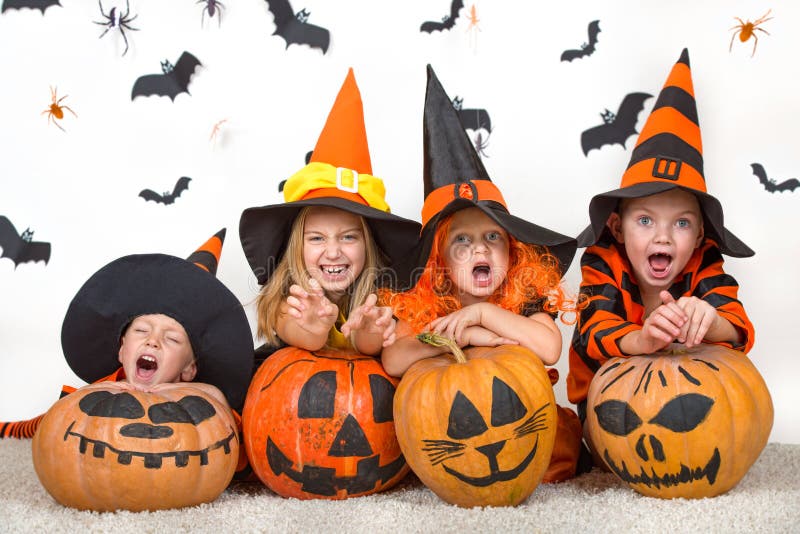 Gladlynta barn i halloween dräkter som firar halloween