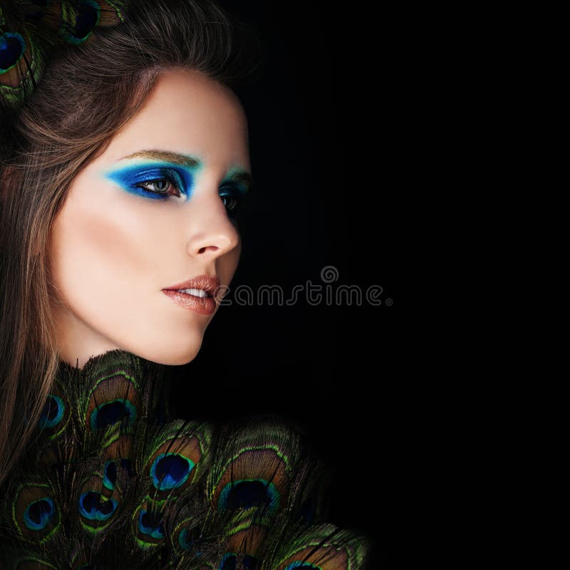 Glamorös kvinna med makeup och påfågelfjädrar på svart royaltyfri foto Glamorös kvinna med makeup och påfågelfjädrar på svart royaltyfri foto