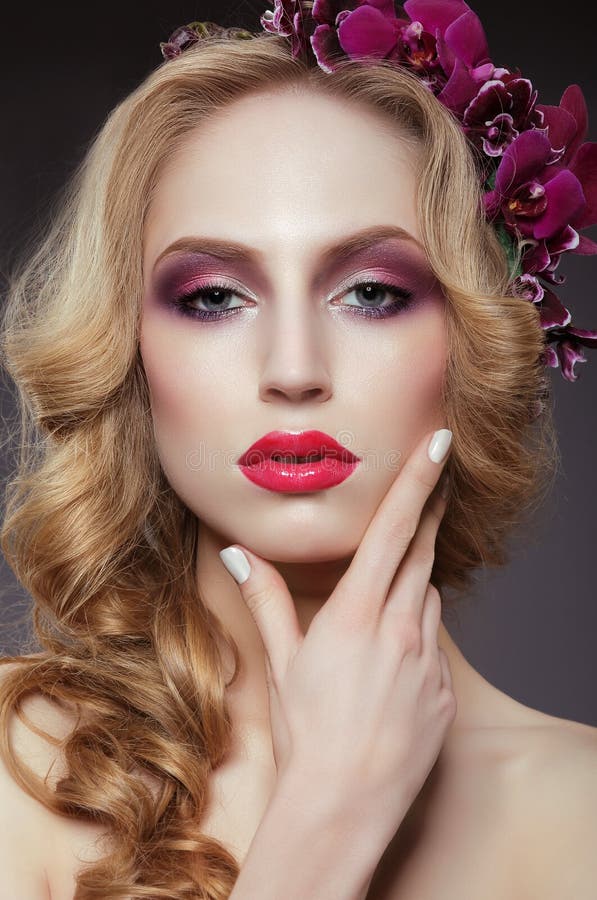 glamour Mulher Soigne elegante que toca em sua cara imagem de stock royalty free glamour Mulher Soigne elegante que toca em sua cara imagem de stock royalty free