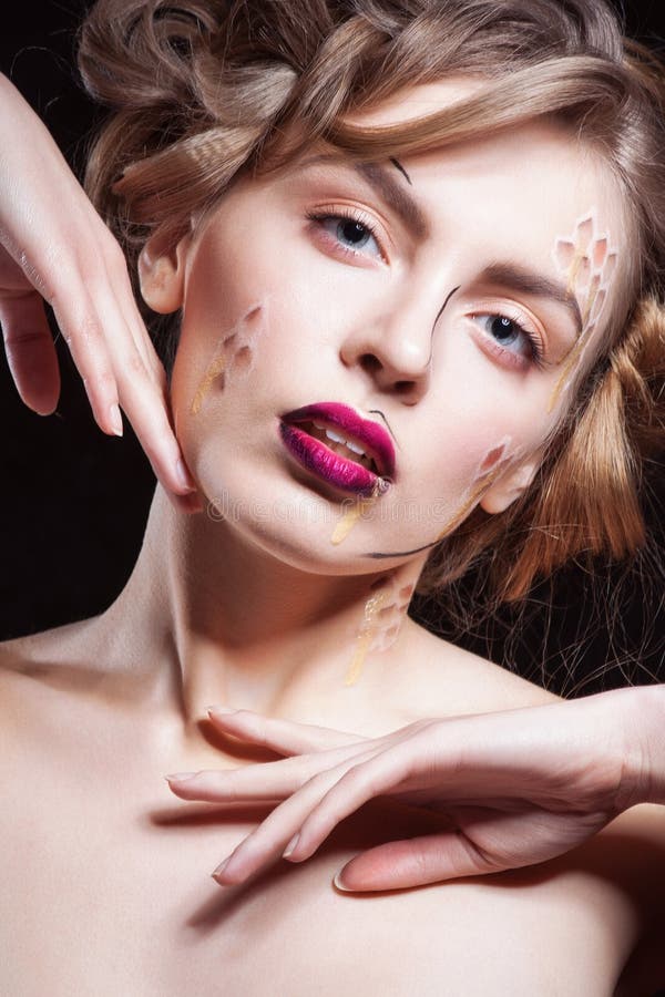 Glamourcloseupstående av den härliga sexiga stilfulla blonda Caucasian modellen för ung kvinna med ljus makeup, med rött arkivfoto Glamourcloseupstående av den härliga sexiga stilfulla blonda Caucasian modellen för ung kvinna med ljus makeup, med rött arkivfoto