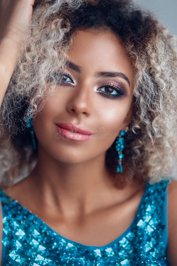 Glamourportret van mooi meisjesmodel met make-up en romantisch kapsel stock foto's Glamourportret van mooi meisjesmodel met make-up en romantisch kapsel stock foto's