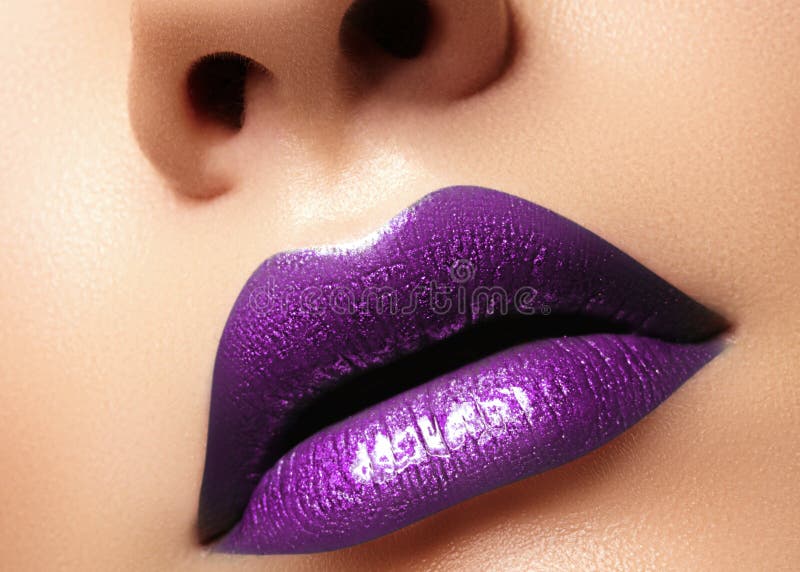 Glamourpurple polijst Lippen met sensualiteitgebaar Sexy stijl, Samenstelling van de close-up de macro geschotene vrouwelijke Lip