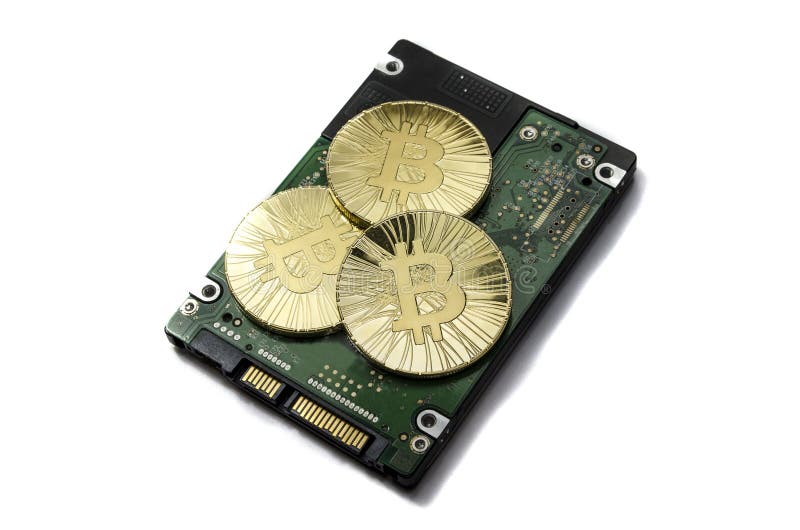 Glanzend gouden Bitcoin-muntstuk die op harde aandrijving leggen stock foto's Glanzend gouden Bitcoin-muntstuk die op harde aandrijving leggen stock foto's