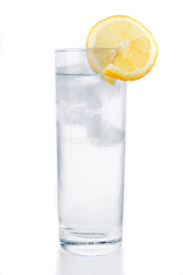 Glas av vatten, is och citron