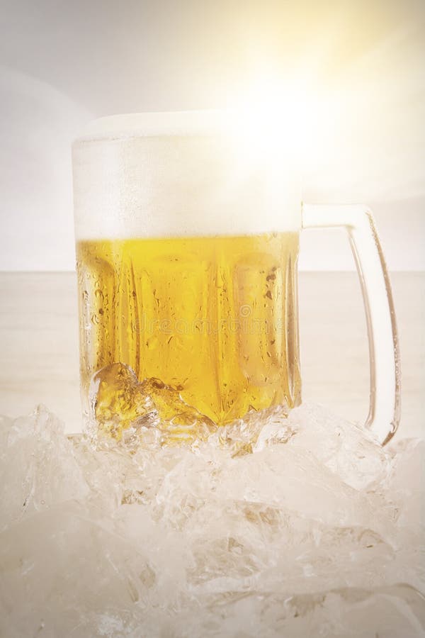 Glas bier met schuim en ijsblokje royalty-vrije stock foto's Glas bier met schuim en ijsblokje royalty-vrije stock foto's