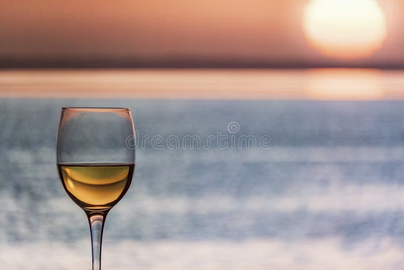 Glas Chardonnay Witte Wijn die het overzees overzien stock afbeelding Glas Chardonnay Witte Wijn die het overzees overzien stock afbeelding