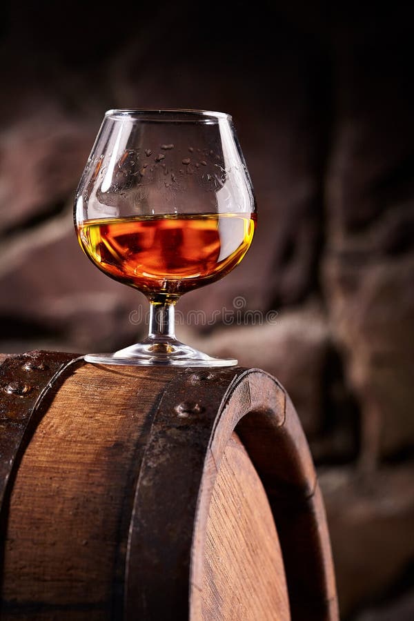 Glas Cognac Op Het Oude Houten Vat Stock Afbeelding Image of cognac